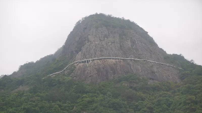 石根山,广东省与广西壮族自治区界山,位于广东省信宜市朱砂镇石根村