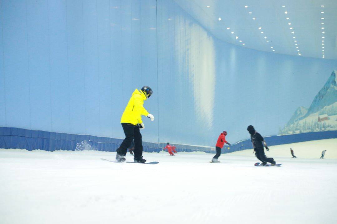 【广州融创雪世界】中午场丨210元购融创初级道 3 小时滑雪票