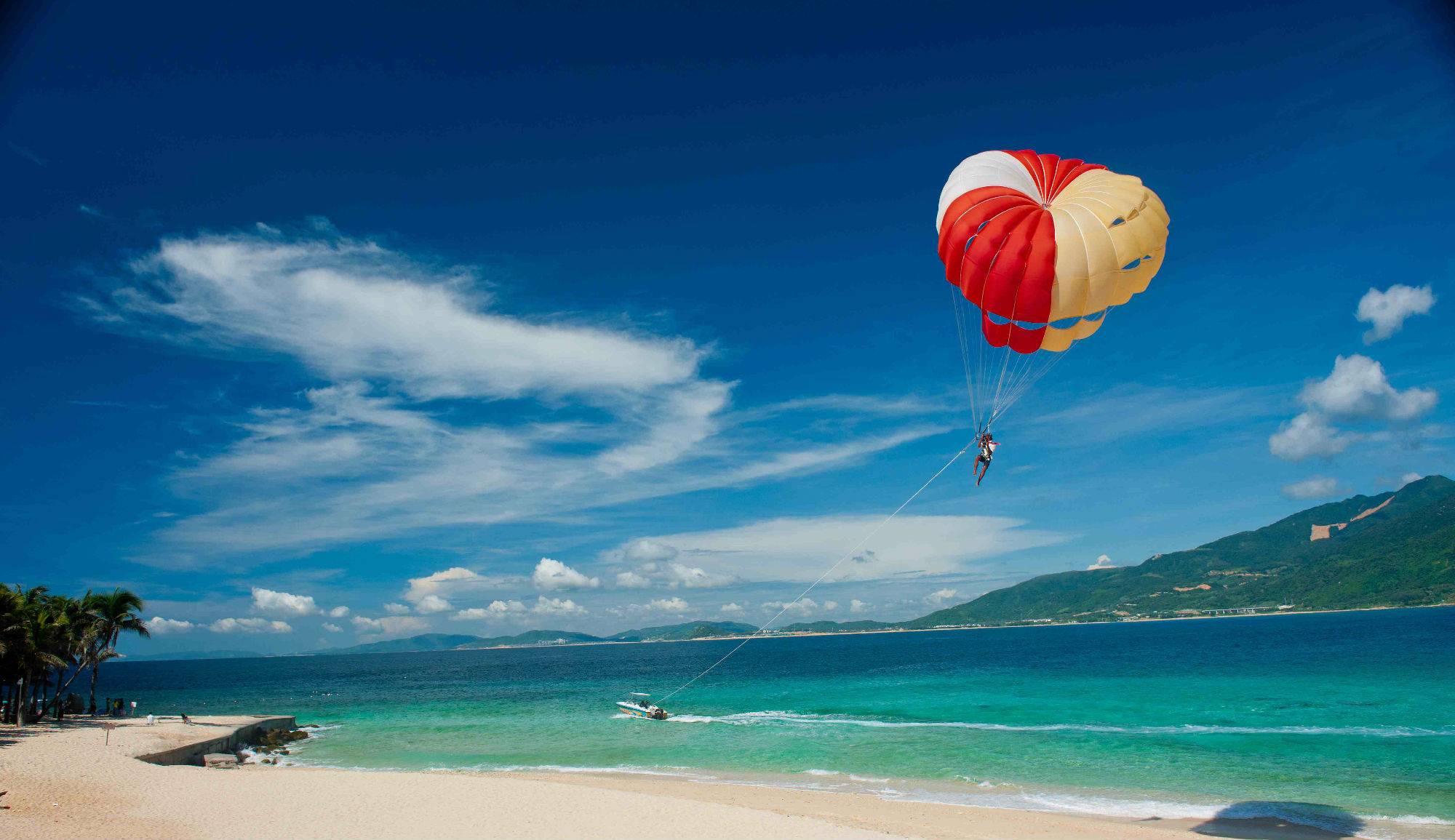 巴厘岛海龟岛上海上降落伞运动摄影图高清摄影大图-千库网
