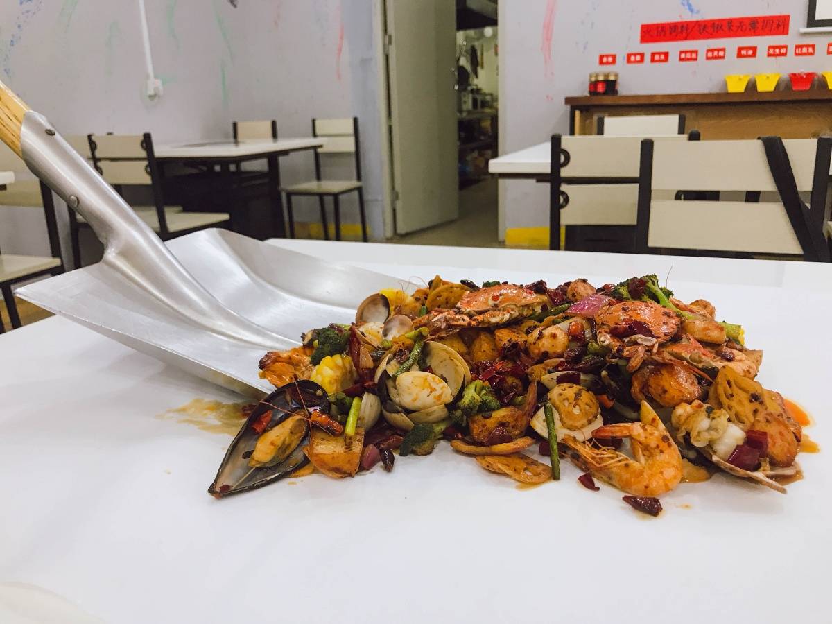 【宝安西乡·美食】火爆抖音！限量200套！69.9元抢购『朋友圈铁锹徒手餐厅』价值128元双人套餐：螃蟹+虾+卜卜贝+黄金扇贝+贵妃贝+青口+鱼豆腐+龙虾丸+藕片+西兰花+洋葱+玉米！海鲜饕餮大餐，一锹全齐，两手开动！