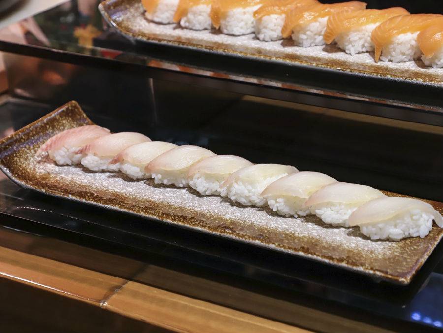 【福田会展中心·美食】圣诞专场!26层高空吃“富豪级”自助!1488元起抢1711.2元起『皇庭V酒店·VCafé西餐自助餐厅』2大1小自助晚餐:包含全场自助食材!100+菜品,海鲜日料寿司甜品酒水饮品……1次性包了!