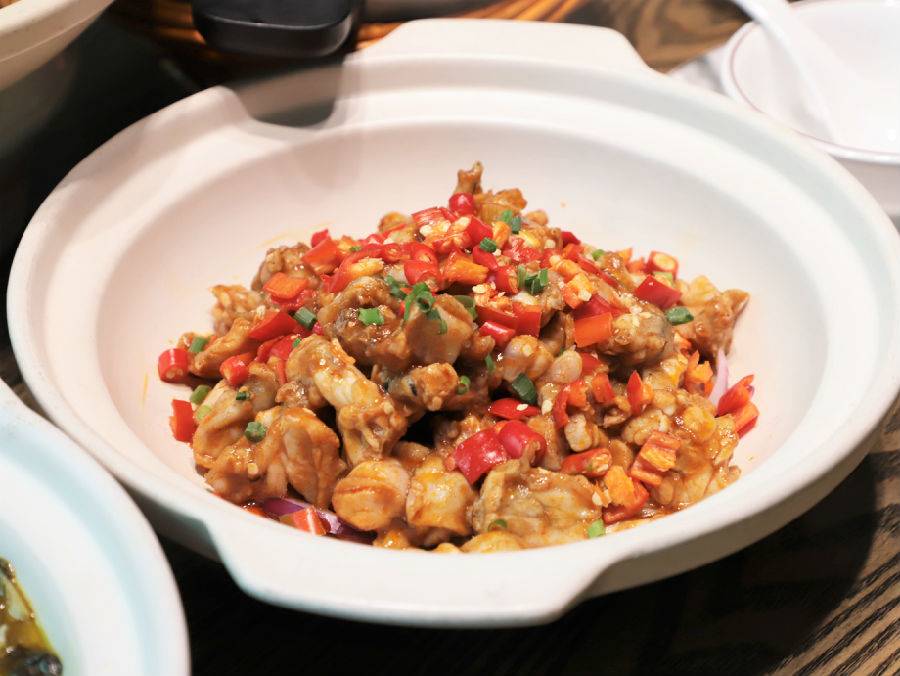 【宝安/龙岗3店通用·美食】限200份!售完即涨!19.9元=5道特色湖湘硬菜!19.9元抢303元『田趣园』五福临门菜品券1张:含砂钵牛蛙1份+姜辣凤爪1份+蒜蓉跳舞虾1份+辣椒炒宁乡花猪肉1份+酸菜鱼片1份;全国湘菜连锁品牌!真正的田园餐厅!品5颗星田园菜~