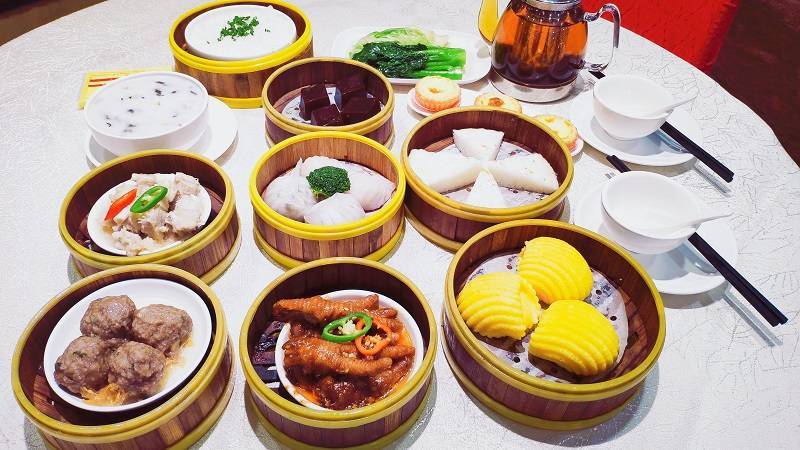 【罗湖翠竹/黄贝岭·美食】6年老店！11款经典点心！108元抢247元『嘉庆大酒楼』3-5人早茶套餐：蒜香蒸排骨+玉竹牛肉球+酱汁蒸凤爪+虾饺拼粉果+咸骨菜干粥+养颜红枣糕+广式白糖糕+黄金马拉盏+金蒜蒸陈村粉+生灼鸳鸯菜+澳门蛋挞仔+纸巾1包+茶位5人+服务费！经典美味，全部现点现蒸！