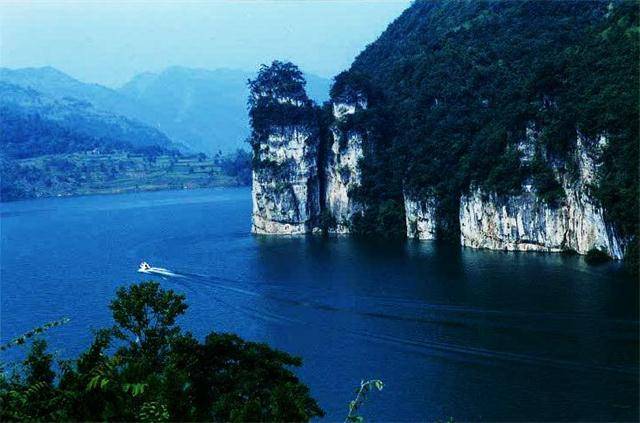 六广温泉依临六广河大峡谷