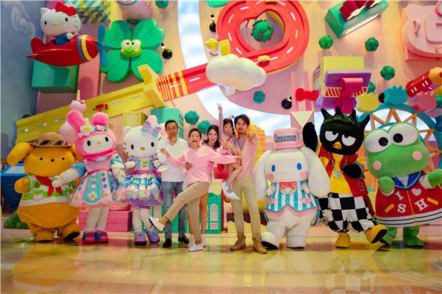 【上海】Hello Kitty来啦~周末及节假日通用不加价！198元抢世茂Hello Kitty上海滩时光之旅1大1小亲子票！多个展览主题可供游玩，让你少女心爆棚~