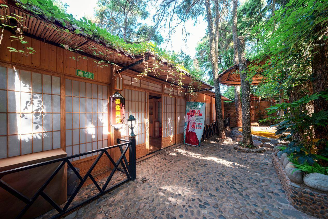 【安宁云涛温泉花园酒店】299元起抢蜂抢双人豪华套餐~度假胜地！森林温泉+住宿+私家泡池等，周末不加