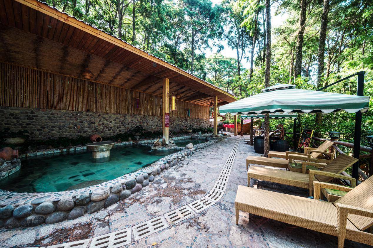 【安宁云涛温泉花园酒店】299元起抢蜂抢双人豪华套餐~度假胜地！森林温泉+住宿+私家泡池等，周末不加