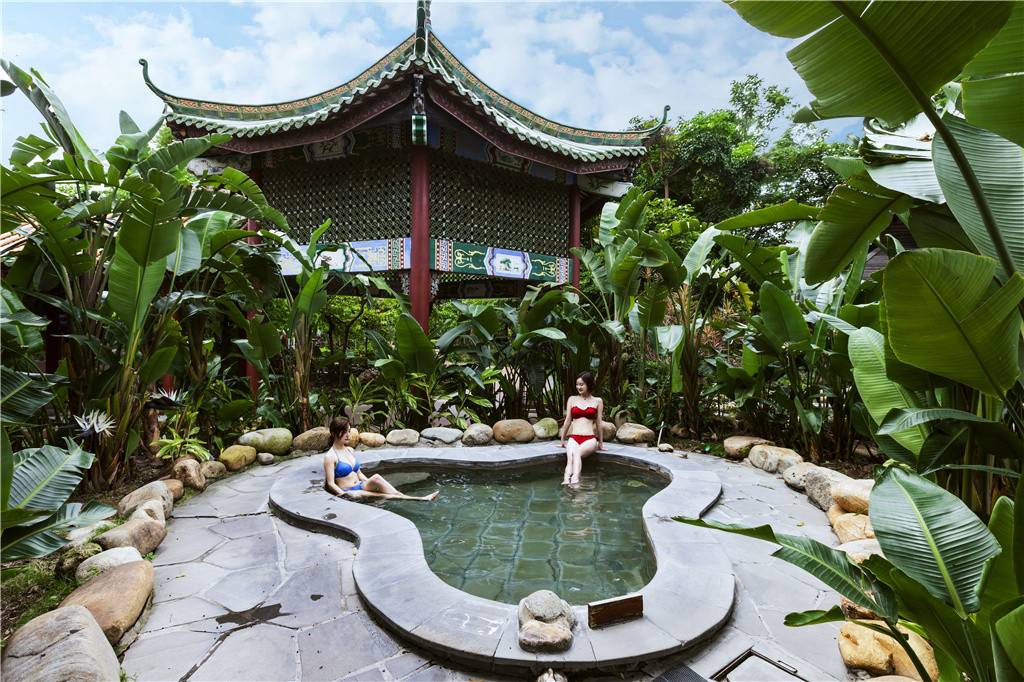 【错峰一口价-平日周末不加收】￥499住三水温泉度假村单间双床房，含2大1小自助早餐，浸无限次氡温泉，泡汤、拍照、享美食，这才是秋冬该有的仪式感～（售至25.12.31）