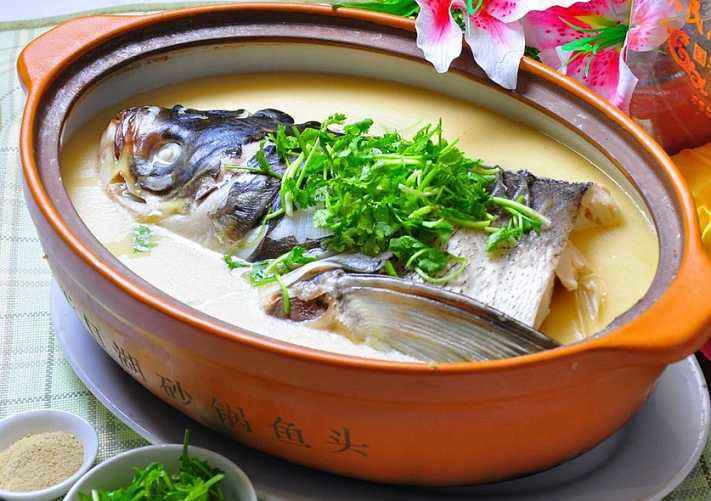 肉质自然细腻鲜嫩 环境清幽的餐厅 为您奉上天目湖特色砂锅鱼头 汤