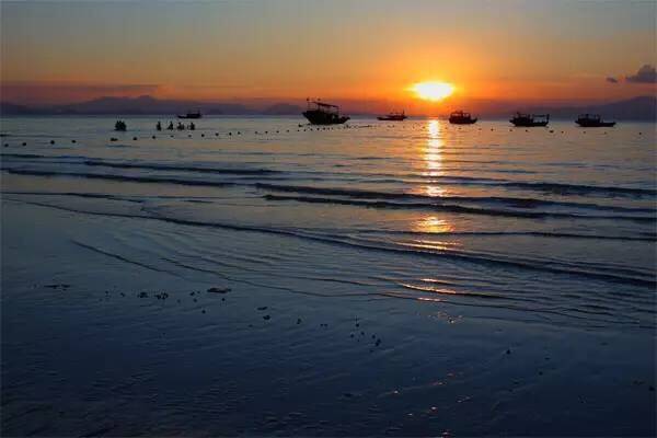 这里的美不加修饰,湛蓝的海水,洁白的沙滩,血红的夕阳一切都尚未被现代文化侵蚀,静静地在那里展示着原有的风貌。古老的平海古镇,丰富的文化,当然还有诱人的美食。这一切都在双月湾里,汇聚成这个别具一格的度假胜地。
