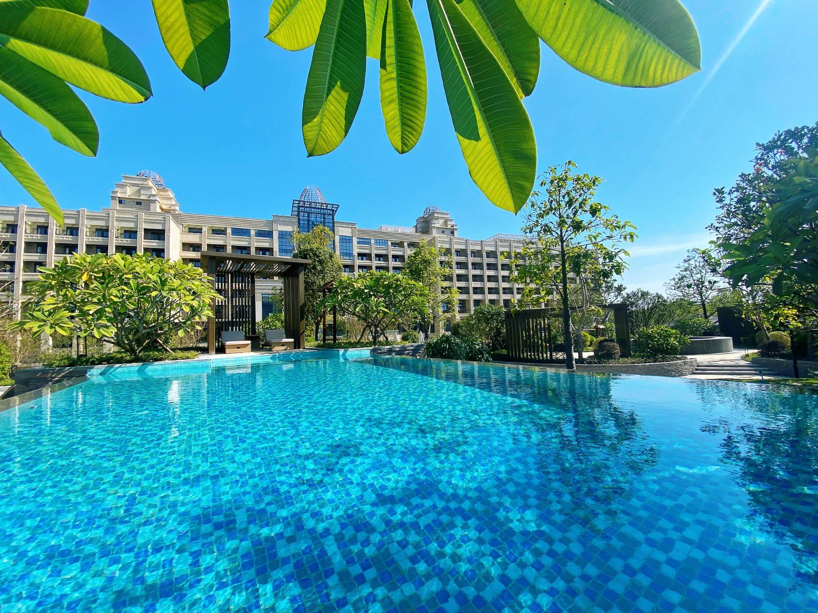 【自助早餐+自助晚餐+家庭午餐】769元抢购！广州云岭湖酒店~高级双床房+无限次心湖养生会所园林养生汤泉~2大1小（1.3米以下）套餐【B产品，适用至2025年12月31日】（售至25.12.31）