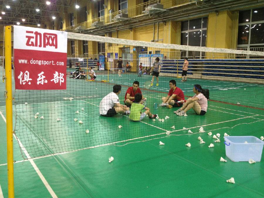 动网羽毛球培训中心教练给学员点评和答疑.JPG