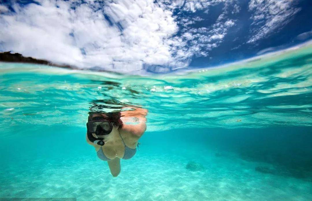 【平日周末不加收】青州岛一个不输马尔代夫、巴厘岛的网红浮潜圣地！299抢沙扒湾艾美达度假公寓套票，赠双人青州岛船票+浮潜！