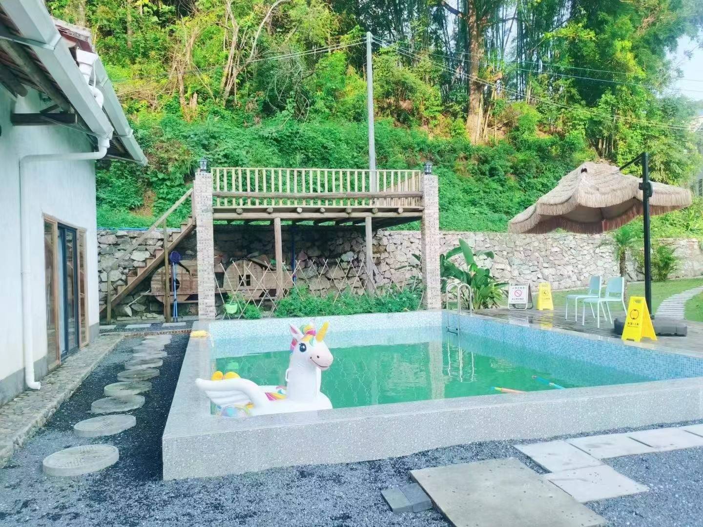 暑假专场低至588抢广州沐心涧民宿入住大床/双床随机安排房型1间1晚+围炉煮茶套餐+沐心少女大床房/沐心豪华双床房1间1晚+无限次畅玩山水泳池+儿童乐园儿童书吧
