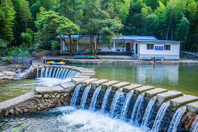 抢购龙岩富溪大峡谷 皮筏艇漂流,惊险刺激山泉水漂流,全程5公里!