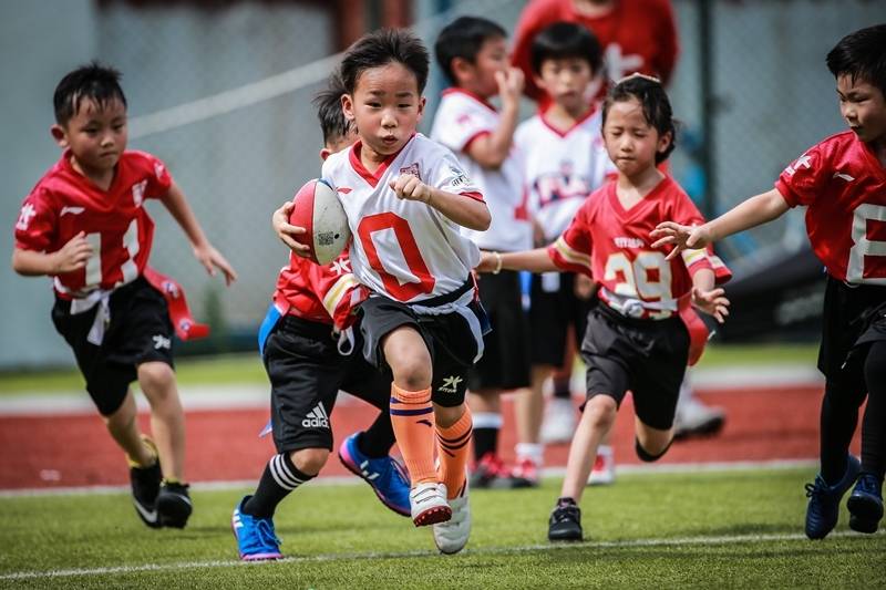 【深圳4店通用】9.9元抢原价350元美式橄榄球，让你孩子成为的小英雄，不加收！