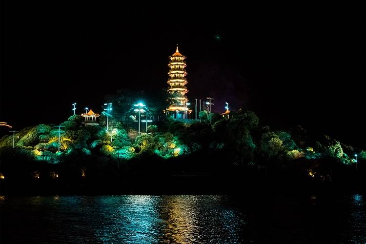 可登顶上观八方景物,增城全貌尽收眼底 据当地老人说南山凤塔与雁塔是