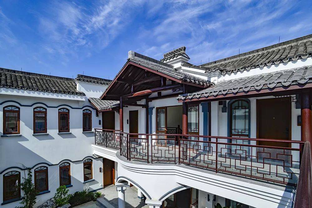 【399打卡南浔开元酒店】超高颜值徽派品质酒店2折抢!豪华房+2大1小自助早餐+南浔文园门票+文化体验活动+网红打卡地南浔古镇!出门即古镇,毗邻南浔王牌景点小莲庄~