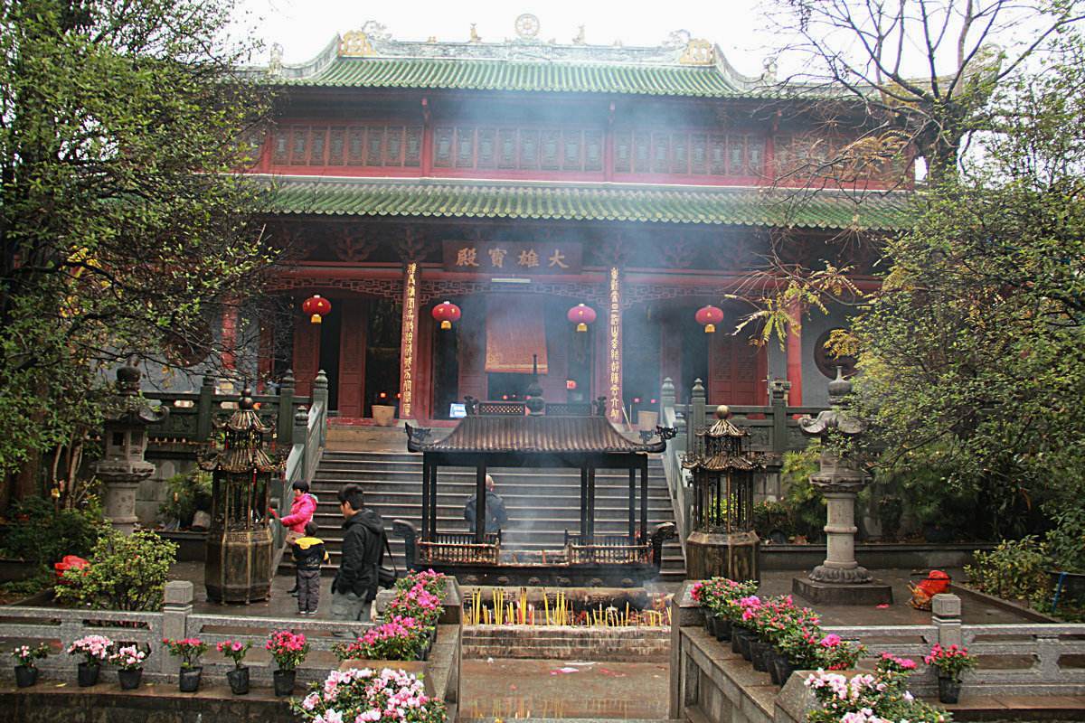 在1983年的时候 南华禅寺是最早一批 被国务院认定的国家重点寺院