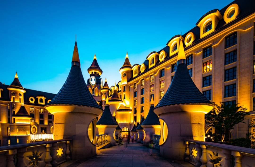 【安吉滑雪套餐】799住进欧式城堡里，实现你的“公主梦”！入住安吉银润锦江城堡酒店，玩转观音堂滑雪场！划算到哭！