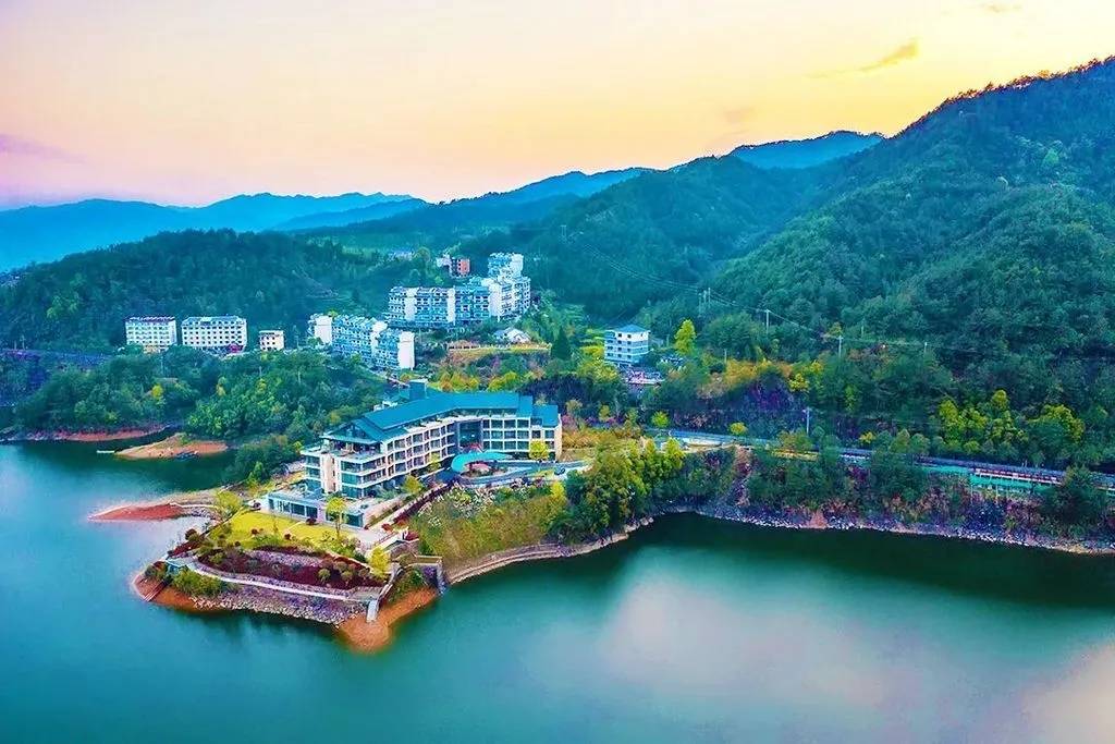 【千岛湖】一岛一酒店,坐拥270°千岛湖景!599元抢原价1599元千岛湖景澜·返里度假酒店春季踏青之旅套餐,入住景观泡池房+2大1小早餐+享用私人泡池浴+双人特色套餐...畅游无边泳池,玩转缤纷乐园!