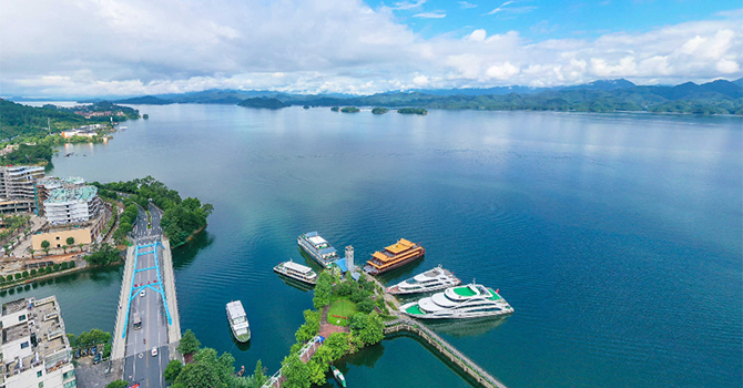 【千岛湖独家】288元秒杀千岛湖开元名庭酒店！享山景房+早餐+2张白云溪激情漂流门票！酒店位置独佳，隔壁就是秀水广场，5分钟车程到游船码头！