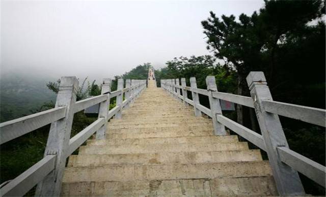 轿顶山景区位于河南省辉县市西北部的沙窑乡小井村,距新乡市55公里,北接万仙山,西连王莽岭,南邻八里沟,东望侯兆川,总面积34平方公里,海拔1686米。自然景观与人文景观相得益彰、天人合一。是南太行山之精华所在,赵魏龙脉长城之遗址,古都朝歌之祖脉,中国古代清廉官制文化之长廊。 这里群山环抱、峡谷万丈,红岩绝壁、似刀劈斧削,怪石嶙峋,如仙似兽,青山滴翠,秀山蔽日。摩崖石刻,雄壮可观,是文化艺术之精华。 这里四季皆景,步趋景移。春来山花烂漫,千蝶竟舞;盛夏云海仙山,百鸟鸣涧;秋更层林尽染,多彩纷呈,冬雪如画,山