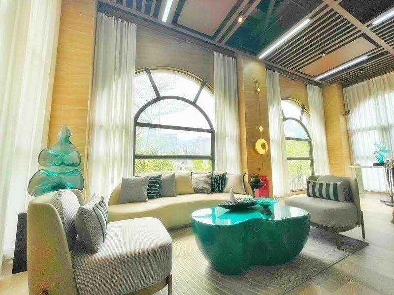 http://qnimg.zowoyoo.com/img/6247575/1698367425773.jpg 图片