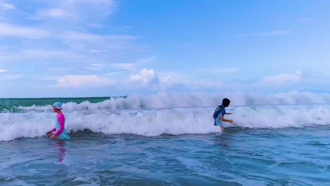 【汕尾·海丰X南方澳海景度假区】超小众滨海旅游区，三面环海感受渔民生活！刺激水上乐园清凉畅玩！楼下就是沙滩~潮汕美食吃过瘾~299元抢浪漫田园双床房+双人早餐+水上乐园+大海沙滩+望鹏天使、滨海长廊~赏日落观潮汐