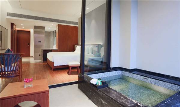 酒店295间客房内配有独立温泉泡池,住客能在私密空间独享温泉带来的