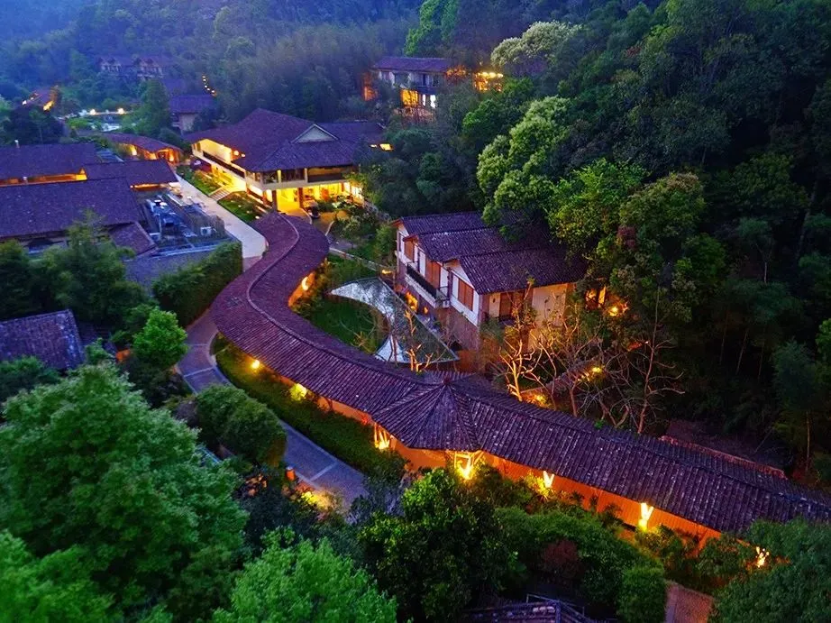 【惠州·酒店】错峰专场·周末不加收!南昆山十字水度假村园景双床房1晚仅售1299元! 双餐+游玩~体验山里度假,打卡峭壁温泉(有效至2.28)