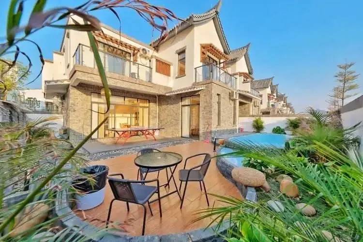 【国庆中秋专场不加收｜别墅轰趴】￥1798抢清远英德奥园心花小镇轻奢四房温泉别墅，KTV、自助厨房、欢乐麻将、烧烤乐翻天，私家温泉泡池送一池水！走进童话世界~打卡全新网红巧克力王国~可升级五房温泉泳池/六房湖景温泉别墅！（售至25.10.7）