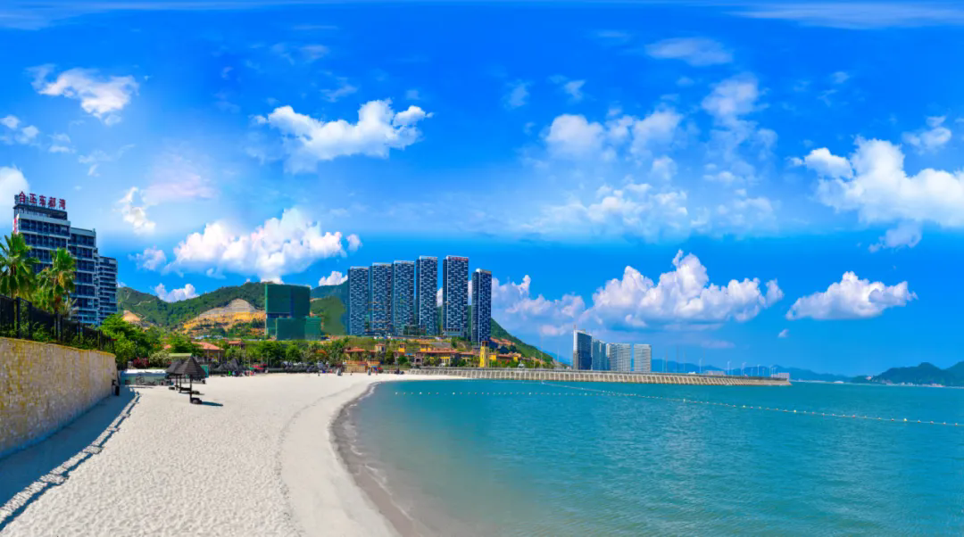 【临海轰趴｜惠州合正东部湾】￥568起樱漫日式INS风三房叠墅 ！烧烤炉、自动麻将、厨房一应俱全，可买海鲜自己煮可烧烤~畅玩铂金沙滩、湛蓝大海！步行10分钟到海边~有效期到6月30日
