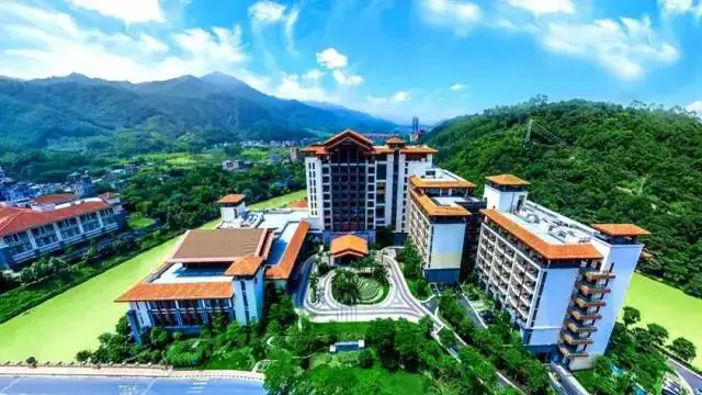 【限时特惠】￥499起南昆山龙门星级富力希尔顿酒店豪华园景房+自助早餐+河畔皮划艇/浆板+手摇船+射箭+儿童卡丁车+小火车巡游，享1600㎡泳池水上闯关+汤泉泡池+丛林攀爬+儿童乐园+欢迎饮品，毗邻石河奇观，5.6万㎡山水秘境！