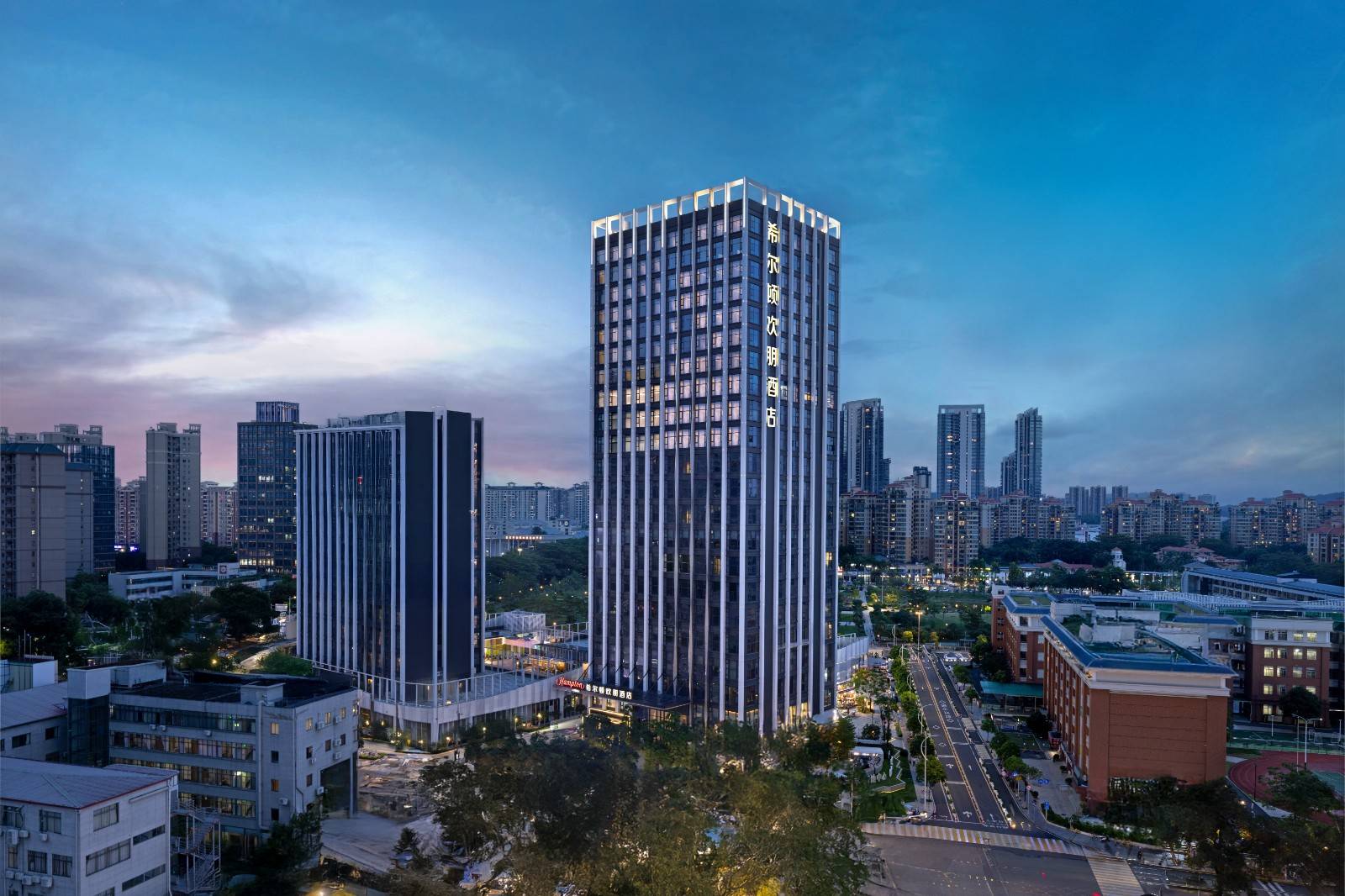 【周末国庆不加收｜东莞亲子游】2大1小￥499住全新开业南城西平希尔顿欢朋酒店高级房+自助早餐+欢迎水果+东莞海立方环游城一日无限畅玩！打卡1万㎡大型海洋文化主题乐园，游东莞植物园、黄旗山城市公园、水濂山森林公园~（售至25.12.31）