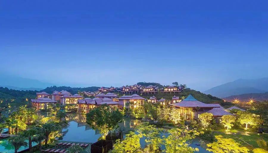 【部分周末不加收｜下午茶套票】￥1188起奢游广州丛林秘境“小清迈”！从化都喜泰丽温泉酒店尊贵豪华园景房+2大1小自助早餐+无限次稀有含氡苏打温泉+双人泰式下午茶+双人旅拍30分钟！超长有效期至9月2