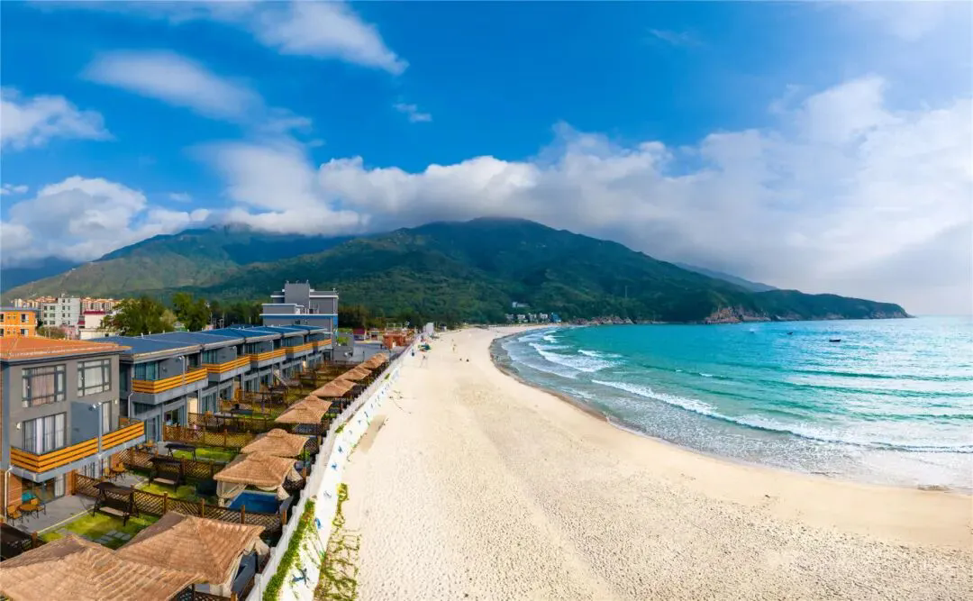 【周末不加收｜清明可约】抵至368元/间！￥736起深圳大鹏东涌丽呈豪方酒店高级山景双床房1间2晚/2间1晚，每间享双人自助早餐+东涌沙滩无限次畅玩+健身房+自助洗衣房，赠精美礼品一份！出门就是玻璃海~游览东涌红树林湿地公园~徒步东西涌穿越！（售至26.4.30）