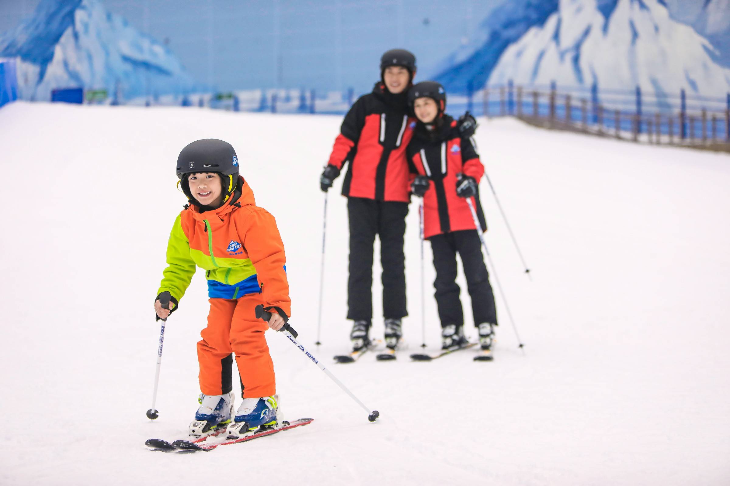 寒冷冬季滑雪的小女孩图片素材免费下载 - 觅知网