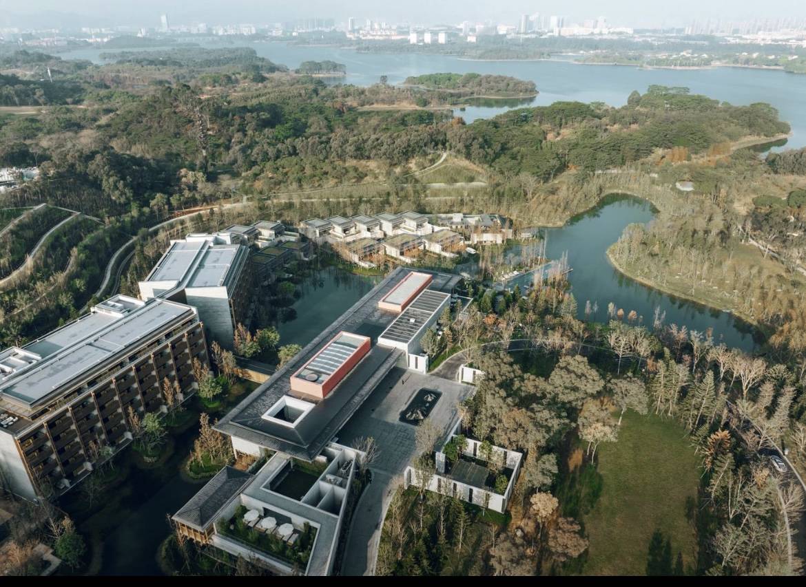 【东莞松山湖悦榕庄】赠中秋揽月礼盒+全家福美拍，2899元连住2晚东莞松山湖悦榕庄高级山景房+2大2小起泡酒早餐，畅游湖畔无边泳池，住进湖畔园林！！！
