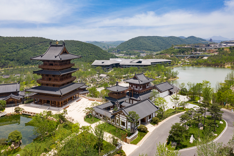 周末可用！【南京】坐拥岸壁景观，引入汤山温泉玩水超嗨！打卡园博园内复古红砖墙设计酒店，仅2天1晚￥558元抢南京黄花岸酒店，含普通标间或普通大床房1间1晚+每日双人早餐+江苏园博园成人入园门票2张，享受室外温泉泡池、戏水池，有效期至2022年12月31日