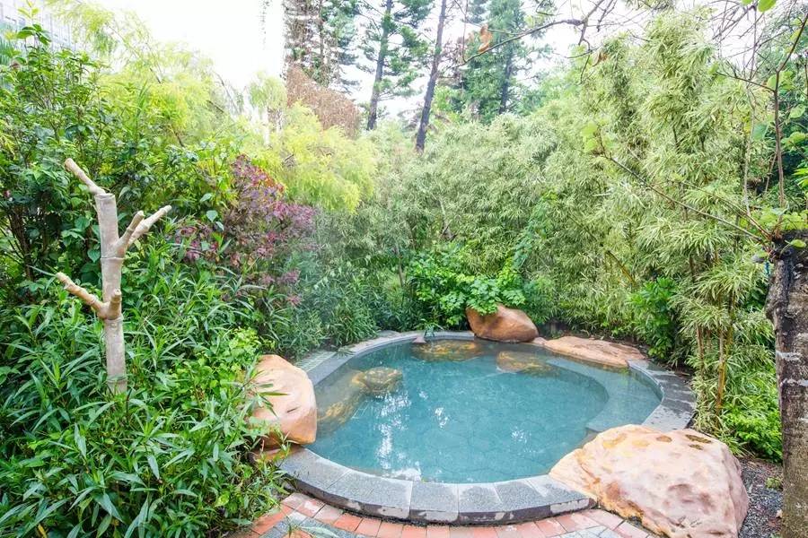 更让人感到新奇又舒适的是,客天下水晶温泉国际旅游度假酒店的七彩