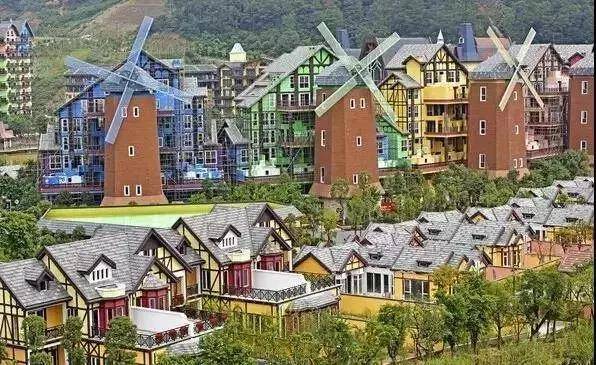 童话般的五彩风车洋房,让人有种身在欧洲的错乱感.