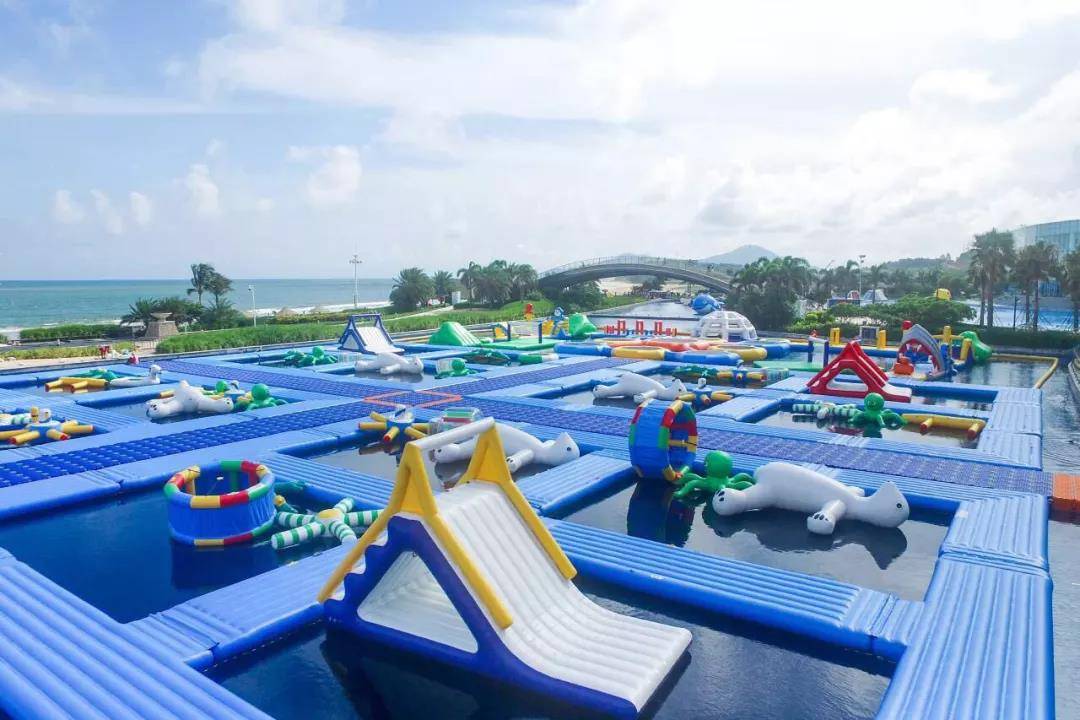 水晶湖里还有一个 大型的儿童水上乐园,干净的淡水,岸边时刻有救生员