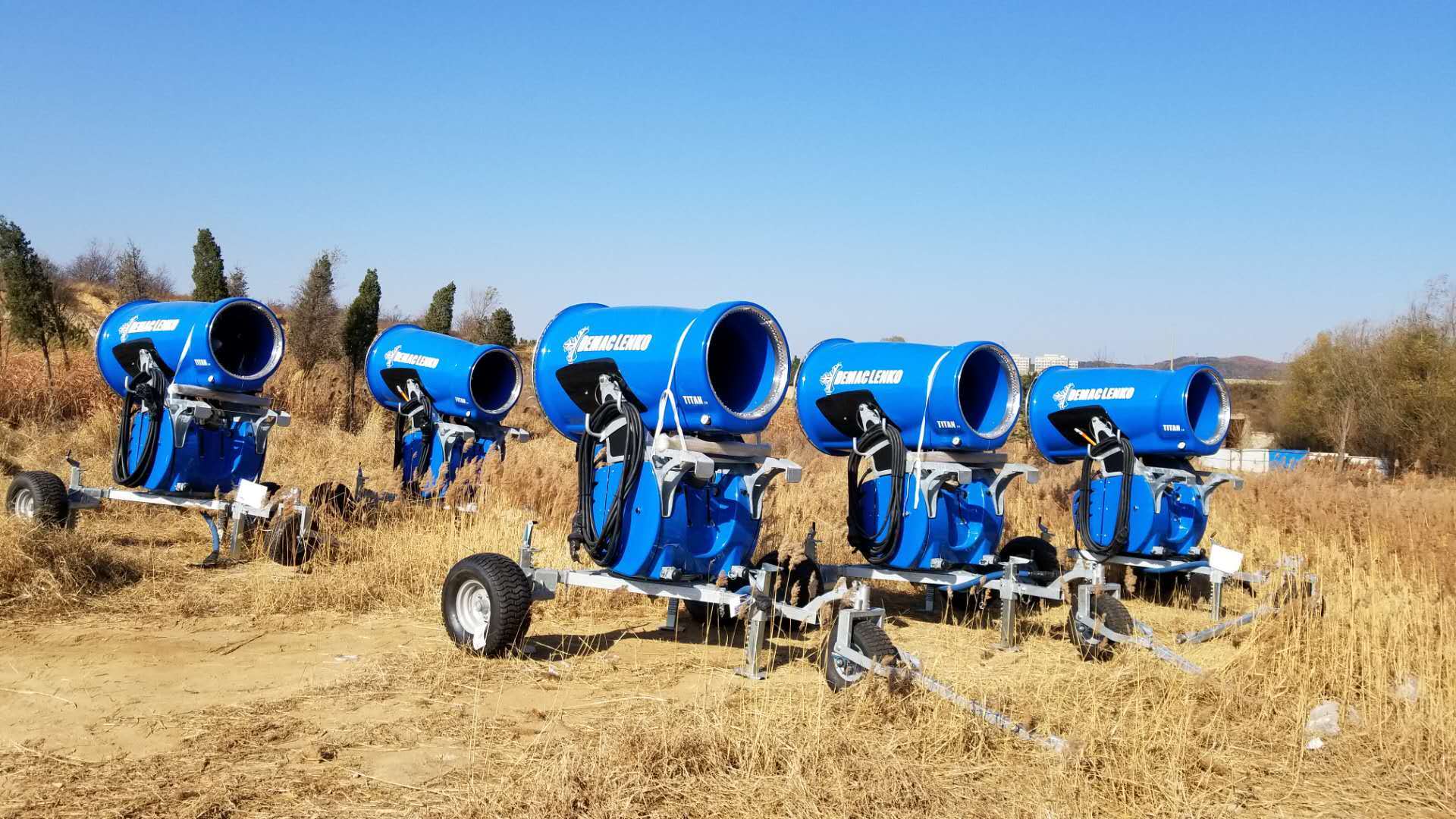 地中海游乐园滑雪度假区采用九台纯意大利进口的迪马克造雪机铺设雪道
