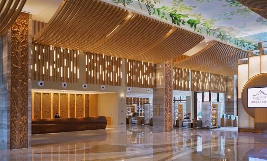 大堂天花由造型木条延伸,顶上是叶子绘画