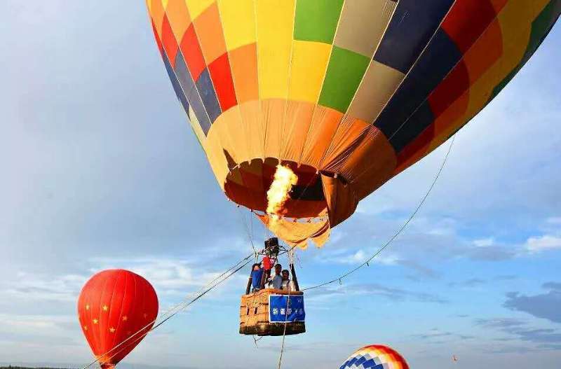 英德双人乐天游热气球系留飞 双人"广东最美茶园"门票 住宿一晚仅需