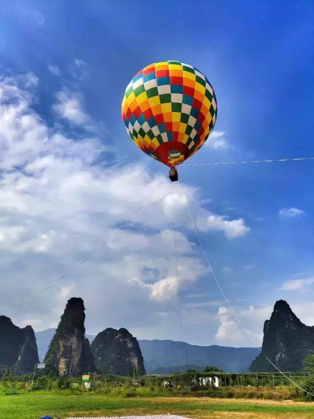 英德双人乐天游热气球系留飞 双人"广东最美茶园"门票 住宿一晚仅需