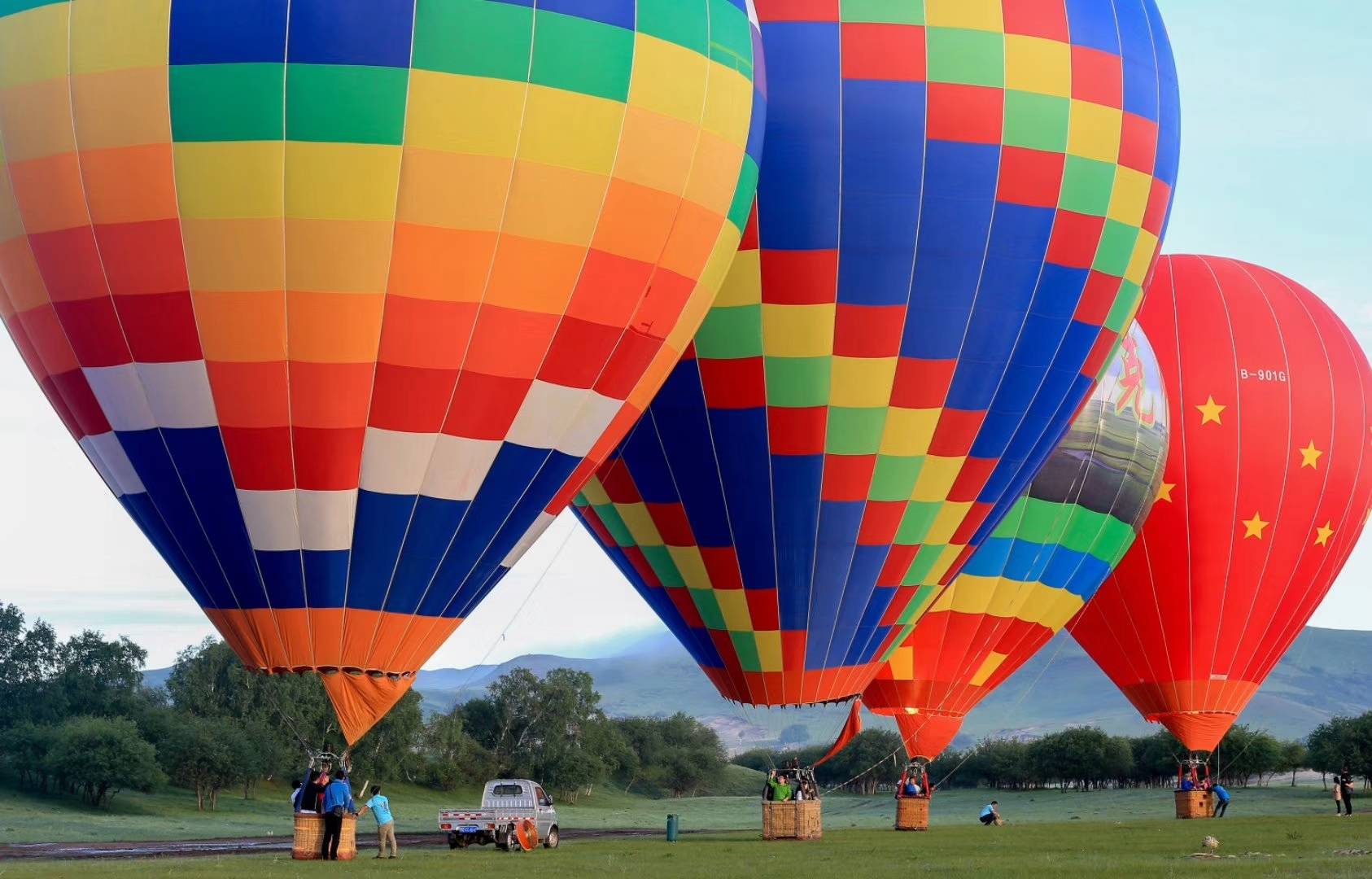 英德双人乐天游热气球系留飞 双人"广东最美茶园"门票 住宿一晚仅需