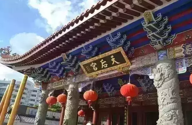 在近70年的媽祖廟前,上香祈福