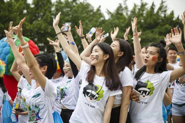 彩跑君的一众美女爱好者簇拥而至